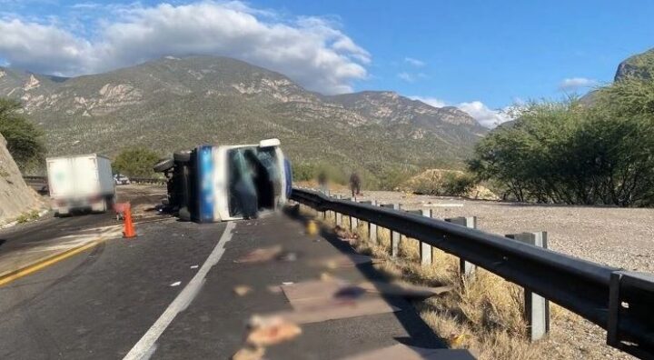 Al menos 18 migrantes muertos en accidente de autobús en Oaxaca