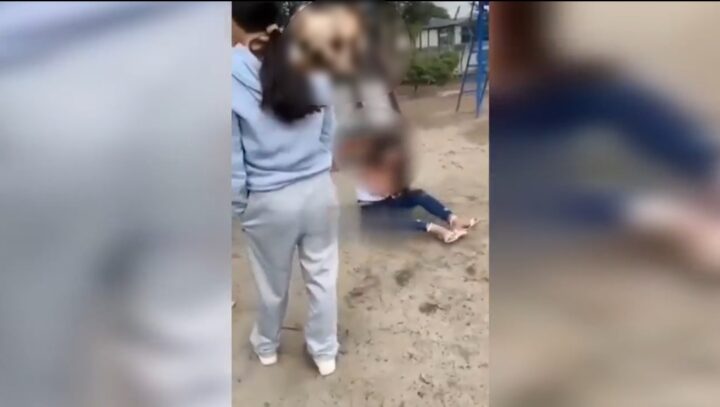 Estudiantes de secundaria amedrentan y golpean a compañera en Puebla (VIDEO)