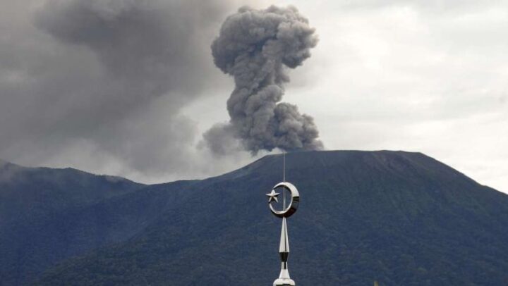 Alpinistas mueren en erupción volcánica en Indonesia