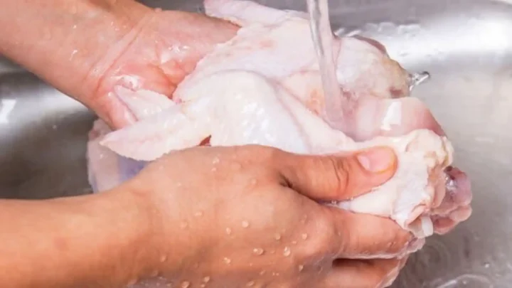 ¿Lavar el pollo? ¡No lo hagas! Chef mexicana explica los riesgos
