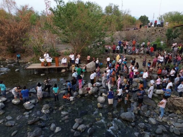 Fieles católicos se reúnen para rezar por lluvias en río Pijijiapan