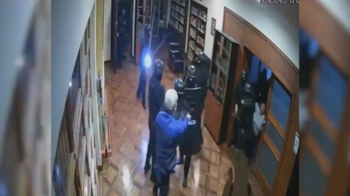 Así irrumpieron dentro de la embajada de México en Ecuador (VIDEO)