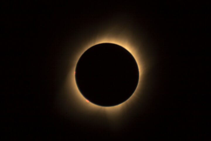UNAM informa sobre los peligros de observar el eclipse solar sin protección