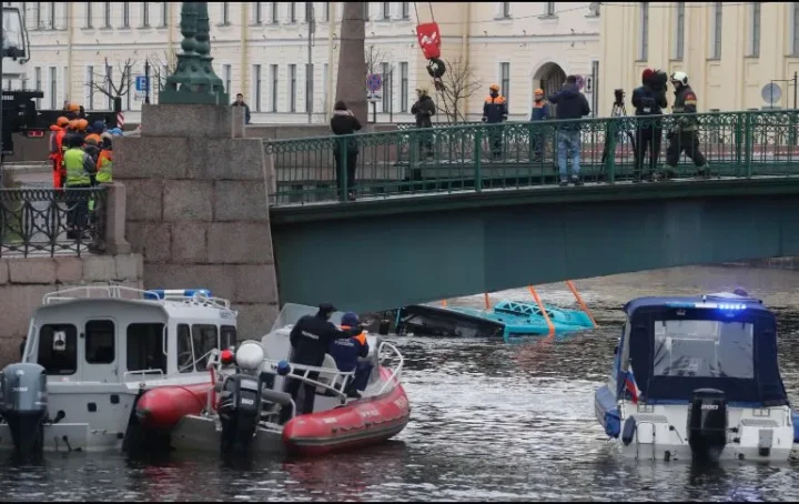 San Petersburgo: Autobús cae de un puente y deja varios muertos (VIDEO)
