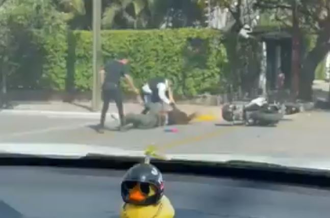 Captan en video pelea entre policía y dos mujeres en Guadalajara