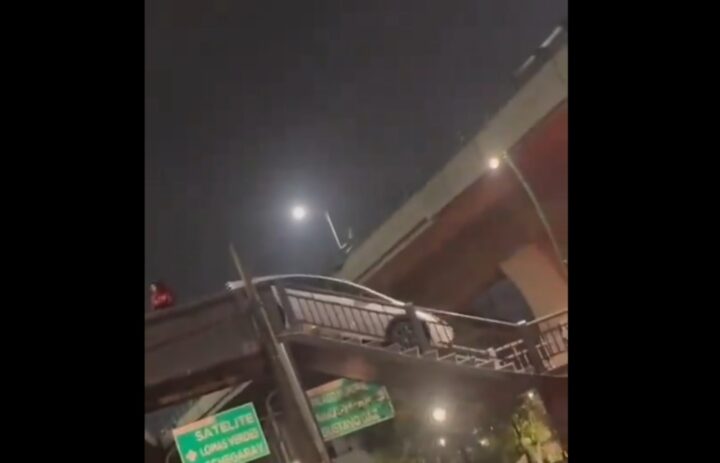 Conductor sube su auto por puente peatonal en Naucalpan, Edomex (VIDEO)