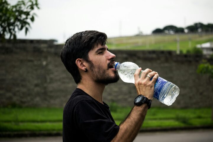 Hiperhidratación: el riesgo de beber agua en exceso que no conocías