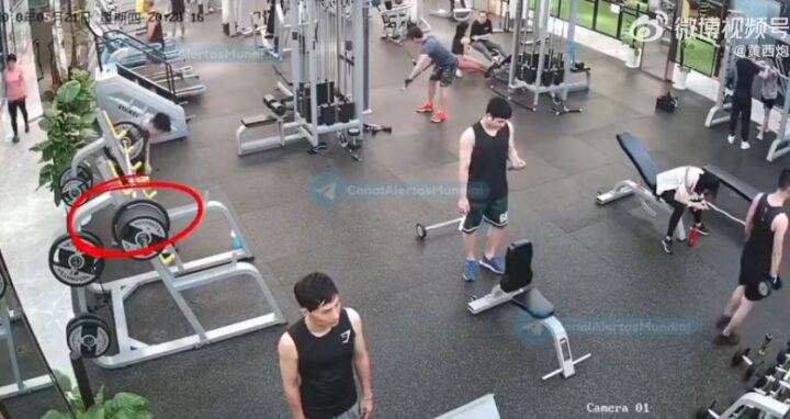 Hombre sufre fuerte golpe en el cuello por pesas mal colocadas en gimnasio (VIDEO)