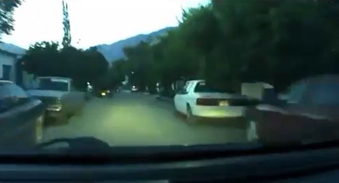 Impactante video muestra a bebé gateando en una calle de Nuevo León, conductor lo esquiva a tiempo