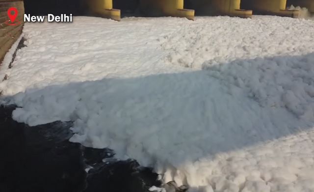 India: espuma contaminante en el río Yamuna pone en riesgo a miles