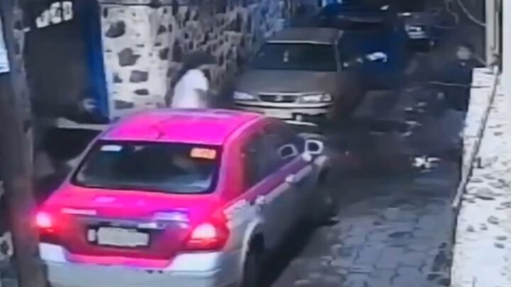 CDMX: Taxista ebrio arrolla intencionalmente a pareja en Coyoacán tras discutir con vecinos (VIDEO)
