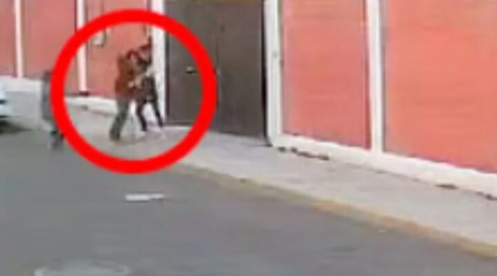 VIDEO: Un estudiante apuñala a su compañero de clase frente a su casa y huye