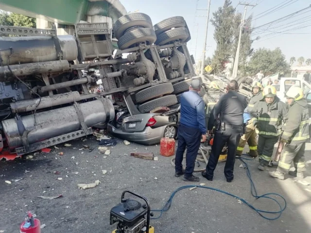 Tres autos aplastados por tráiler que cayó de puente en Cuautitlán Izcalli