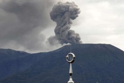 Alpinistas mueren en erupción volcánica en Indonesia