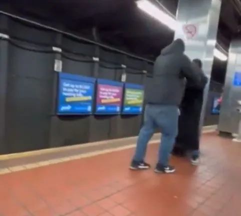 Hombre muere atropellado por tren tras pelea en metro de Filadelfia