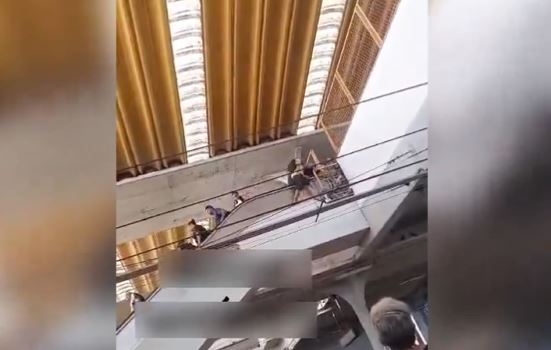 Fallece adulto mayor al caer de escaleras eléctricas en centro comercial (VIDEO)