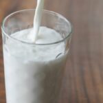¿Qué pasa si bebes mucha leche? Harvard alerta sobre los riesgos