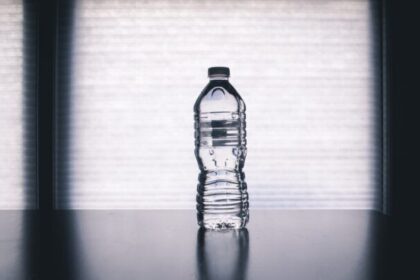 Agua embotellada contiene cientos de miles de microplásticos por litro, según estudio
