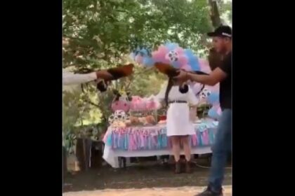 ¡Polémica en redes! Pareja de Nuevo León utiliza pelea de gallos para revelar el sexo de su bebé (VIDEO)