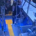 Chofer pierde la vida al defender a una mujer de un acosador en un autobús (VIDEO)