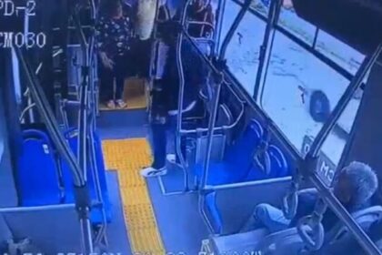 Chofer pierde la vida al defender a una mujer de un acosador en un autobús (VIDEO)