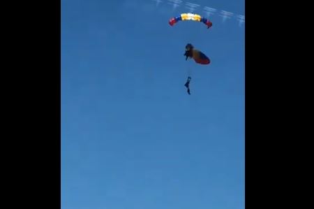 Dos paracaidistas sufren aparatoso accidente al enredarse y chocar contra un edificio (VIDEO)