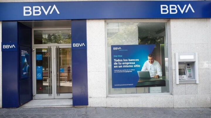 BBVA anuncia que cancelará tarjetas de débito en marzo por este motivo