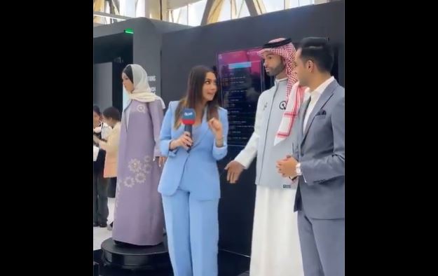 Robot humanoide en Arabia Saudita genera controversia por "acosar" a una reportera (VIDEO)