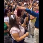 Mujer y pastor protagonizan forcejeo durante sesión de oración (VIDEO)