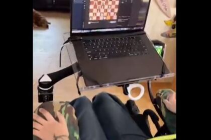 Hombre con parálisis juega ajedrez con la mente gracias a un chip cerebral