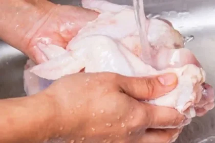 ¿Lavar el pollo? ¡No lo hagas! Chef mexicana explica los riesgos