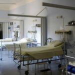 Enfermero de hospital psiquiátrico muere tras recibir patada en los testículos