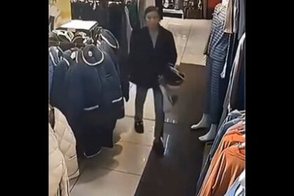 Insólito accidente: Mujer cae en un enorme socavón dentro de una tienda en China (VIDEO)