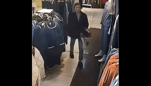 Insólito accidente: Mujer cae en un enorme socavón dentro de una tienda en China (VIDEO)