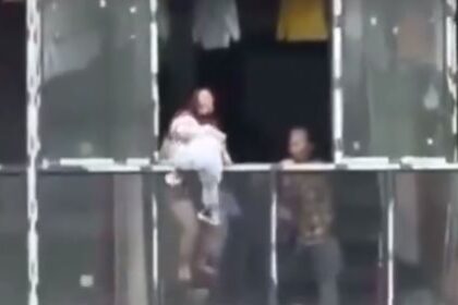 ¿Por qué lo hizo?: Mujer arroja a su hijo desde un edificio en China (VIDEO)