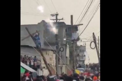 Hombre casi muere electrocutado durante representación de la crucifixión (VIDEO)