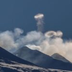 Volcán Etna sorprende con extraño fenómeno en los cielos de Italia (VIDEO)