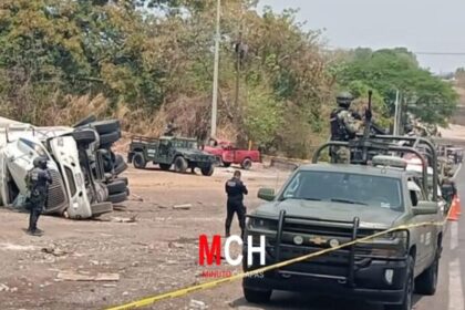 Militares evitan rapiña en accidente de tráiler en Huixtla