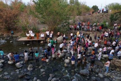 Fieles católicos se reúnen para rezar por lluvias en río Pijijiapan