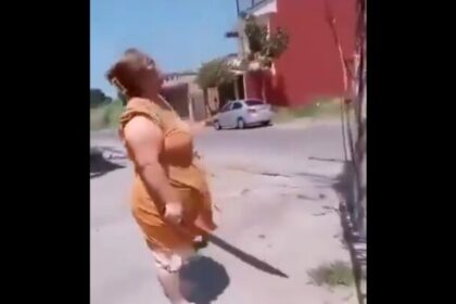 Mujer termina con el brazo roto tras enfrentar con machete a empleados de CFE (VIDEO)