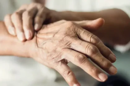 El síntoma del Parkinson que puede manifestarse 20 años antes del diagnóstico