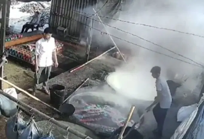 India: Hombre pierde la vida al caer en un cazo de aceite hirviendo