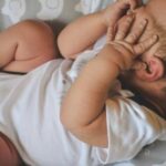 Brutal agresión a bebé de 5 semanas en California: Madre fractura cráneo y rompe 16 huesos porque “lloraba mucho”