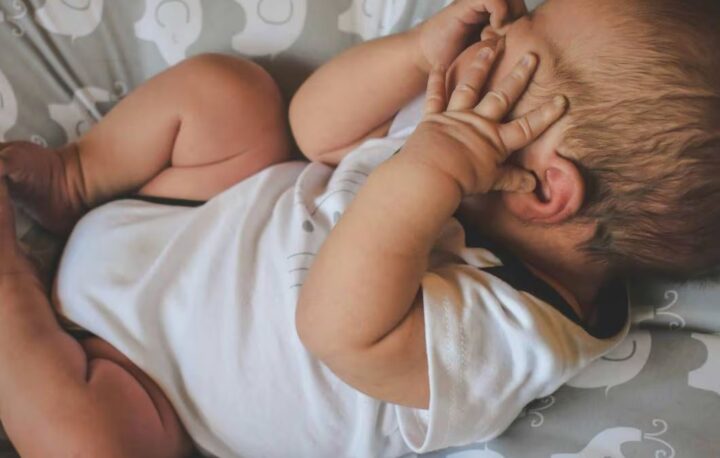 Brutal agresión a bebé de 5 semanas en California: Madre fractura cráneo y rompe 16 huesos porque “lloraba mucho”