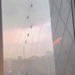 China: Trabajadores de limpieza quedan suspendidos en el aire durante tormenta (VIDEO)