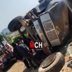 Dos heridos en volcadura de camión en carretera San Juan Chamula