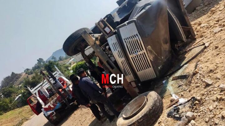 Dos heridos en volcadura de camión en carretera San Juan Chamula