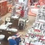 Los últimos momentos de empleados y clientes en Járkov: un misil impactó en supermercado (VIDEO)