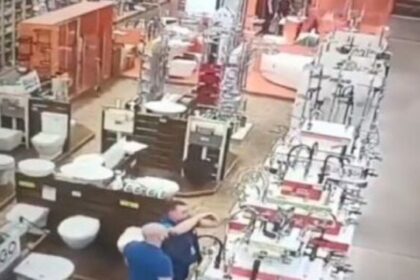 Los últimos momentos de empleados y clientes en Járkov: un misil impactó en supermercado (VIDEO)