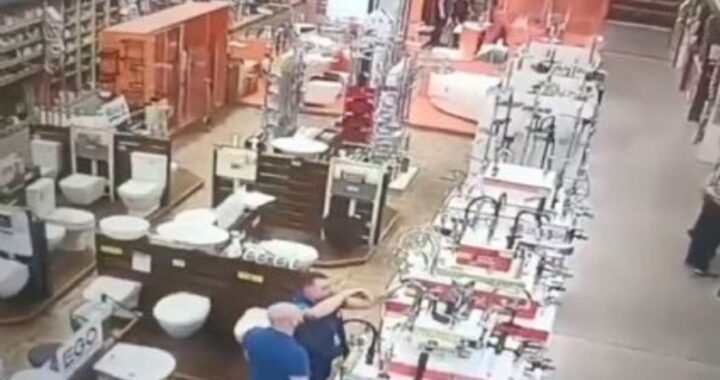 Los últimos momentos de empleados y clientes en Járkov: un misil impactó en supermercado (VIDEO)